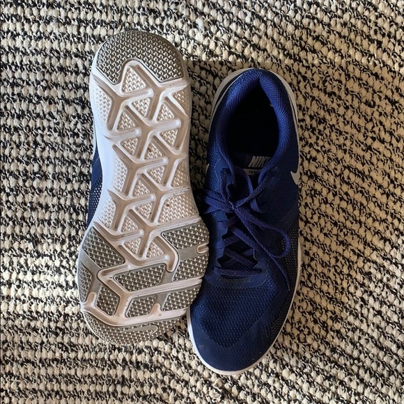 Like new Nike’s size 12 - Picture 2 of 5